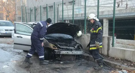 Незагасен фас запали паркиран форд