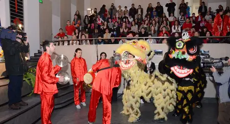 Алени фенери, танци и чай посрещнаха Годината на коня Алени фенери, танци и чай посрещнаха Годината на коня