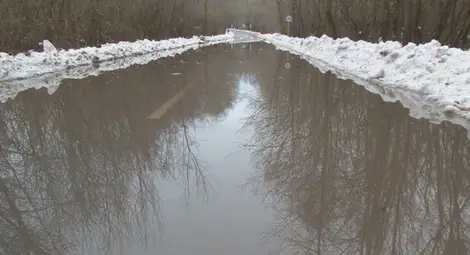Река Велека преля и заля пътя за Царево