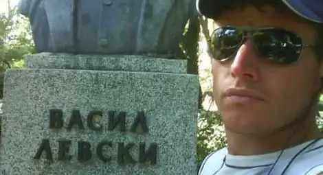 Недоволен клиент на EVN тича 35 км с чувал стотинки на гърба Недоволен клиент на EVN тича 35 км с чувал стотинки на гърба