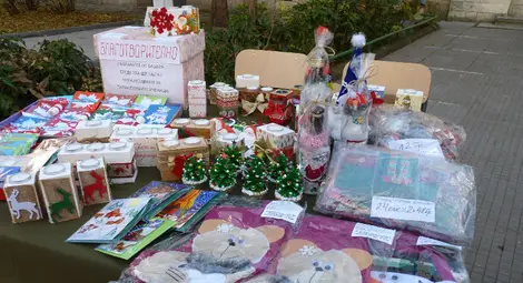 Коледен благотворителен базар пред Гимназията по дървообработване събира пари за смелите мечти на талантиливи ученици /галерия/