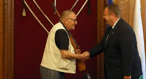 Димитър Пенев получи 7,62 мм карабина и грамота от министъра на отбраната