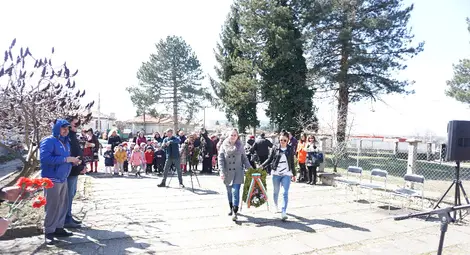 Почетоха с цветя и панихида паметта на Филип Тотю в Две могили /галерия/