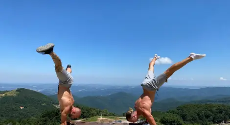 Двама русенци минаха на ръце 1790 стъпала до паметника на Шипка и обратно