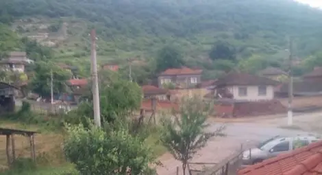 Червена вода побеля след 20-минутна градушка