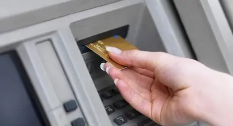 Две подли приятелки купили GSM с картата на гостоприемен пансионер