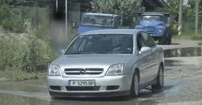 500 метра път за 20 работещи фирми осеян с дълбоки кратери