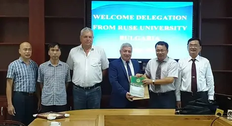 Белоев договаря във Виетнам общи обучителни програми