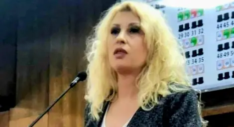 Росица Кръстева на трибуната в Общинския съвет.