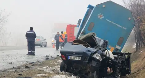 Черен понеделник край Велико Търново - две тежки катастрофи с две жертви Черен понеделник край Велико Търново - две тежки катастрофи с две жертви