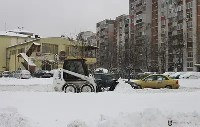 Минимашини и 60 работници чистят тротоарите във Велико Търново