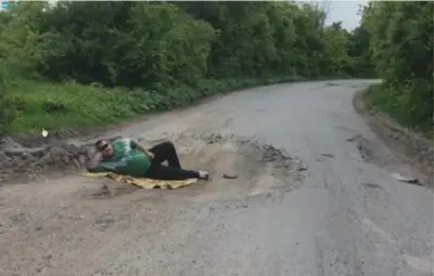 Запълват дупките по пътя Борово-Пет кладенци, които се прочуха с легнал протест на шофьор