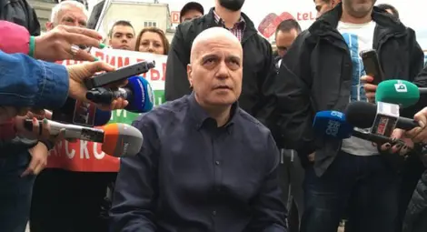 Слави Трифонов пред парламента - ден V Слави Трифонов пред парламента - ден V