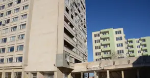 Страх и липса на вода обезлюдяват злощастния блок в бившето АОНСУ