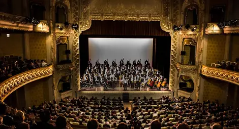 Прочутите "100 цигански цигулки" идват в София