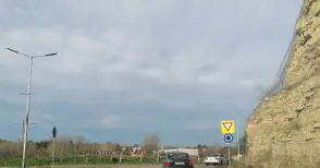 Поставят легнали полицаи преди кръговото при Бяла