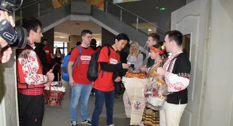 С народна музика, питка и баница Русенският университет посрещна 102 чуждестранни студенти по програма ЕРАЗЪМ+ за летния семестър /галерия/