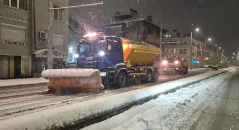 Община Русе мобилизира екипи срещу обледеняването на улици и тротоари