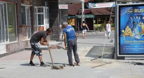 Разкопават новите плочки по тротоара на &bdquo;Борисова&ldquo;