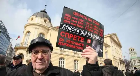 Снежни топки от протестиращи уцелиха енергийния министър Добрев