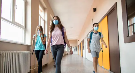 МОН: Директори и учители имат право да не пускат деца над IV клас без маски в училище МОН: Директори и учители имат право да не пускат деца над IV клас без маски в училище