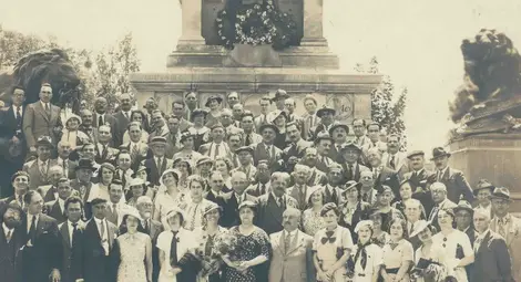 Гостуващи съдии от Букурещ пред Паметника на свободата в Русе, сред които е и Димитър Сакакушев (номер 14 в центъра на най-горния ред) през 1935 г. Документите и снимките са фондовете на ДА-Русе.