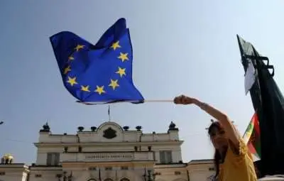 Линейки спасяват депутати от окупирания парламент 