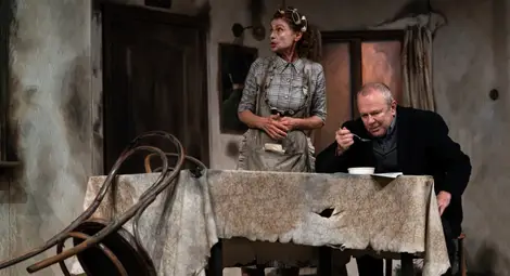 Сцена от  спектакъла &bdquo;Рожден ден&ldquo;.         Снимка: ДТ &bdquo;С.Огнянов&ldquo;