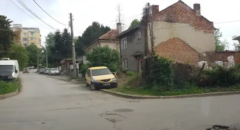 Разнебитена румънска &bdquo;Дачия&ldquo; изчезна от кръстовище след поява на паяка