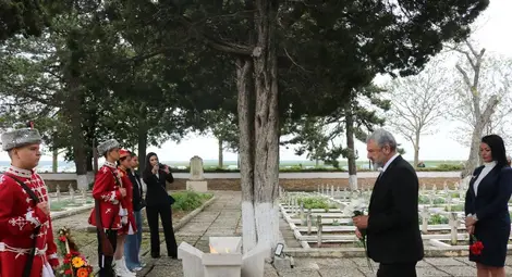 Драгомир Драганов на мемориала за Тутраканската епопея в Шуменци: Да бъдеш български войн означава не просто да носиш оръжие, а да носиш отговорност Драгомир Драганов на мемориала за Тутраканската епопея в Шуменци: Да бъдеш български войн означава не просто да носиш оръжие, а да носиш отговорност