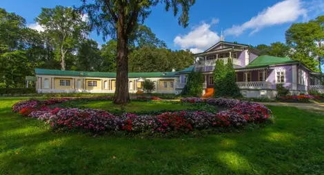 Хайвер и шампанско за парижкия руснак Хайвер и шампанско за парижкия руснак