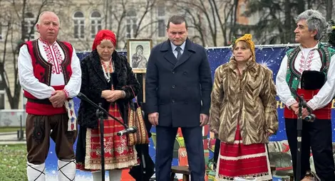 Кметът Пенчо Милков и коледарите благословиха Русе за здрава и успешна година