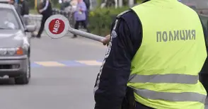 Баща остана без книжка, докато взема детето си от училище