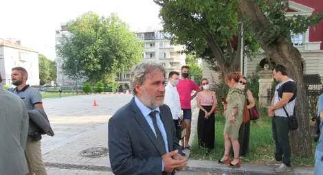 Ремонтът на операта ще започне до есента. Ако застраховката не покрие щетите, МК ще осигури недостигащите средства, обеща министър Боил Банов. Снимка: Русе Медиа