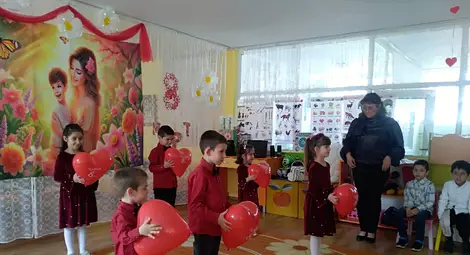 Малчугани в Бисерци пяха и танцуваха за Мама