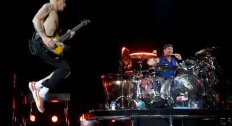 "Ред Хот Чили Пепърс" "свирили" с изключени китари на Супербоул