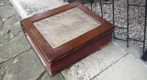 Албумът е с дървени корици и кожена подвързия.