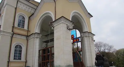 Витражи оформят входа на &bdquo;Всех Святих&ldquo;