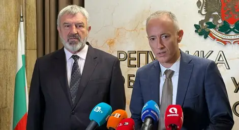 Агресията и борбата със зависимостите бе във фокуса на среща между областния управител Драгомир Драганов и министъра на образованието и науката Красимир Вълчев Агресията и борбата със зависимостите бе във фокуса на среща между областния управител Драгомир Драганов и министъра на образованието и науката Красимир Вълчев