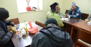 Вкусна супа и топла баня за бездомници в трапезарията на БЧК