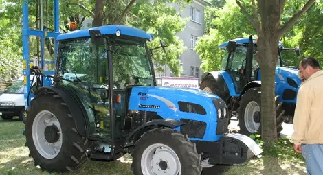 Паркингът пред Канев център става автосалон на открито