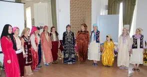 200-годишен сърмен жакет и рокля с 1000  бродирани цветчета грейнаха в изложба