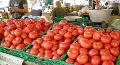 Гърците помпат цената на доматите