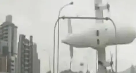 Тайвански самолет падна и се удари в мост, има жертви /видео/