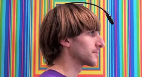 Художник далтонист чува цветове с чип в главата