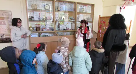 Баба Марта подрани в Ценово &ndash; най-дългата мартеница събра поколенията