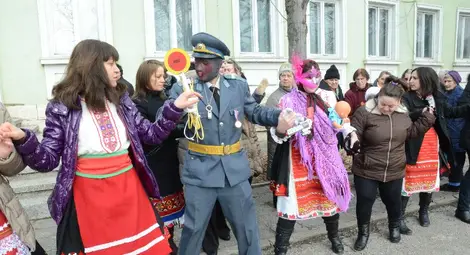С хоро на площада Басарбово отпразнува Бабинден