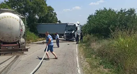 Цистерна удари челно тир при опит да заобиколи закъсал камион