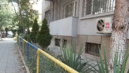 Хората са оградили 1,5-2 м около сградата, за да си осигурят малко спокойствие. 	        Снимки: Авторът и Бисер ТОДОРОВ