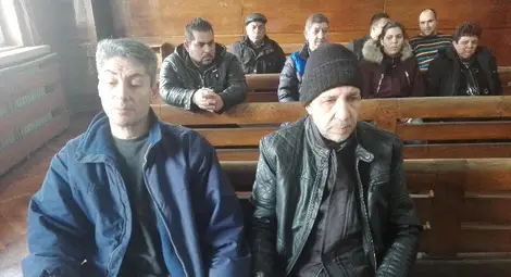 Само клошарят Бейхан Мехмедов /крайният вляво/ и Басри Алиш бяха вчера в съдебна зала по делото за източване на 200 000 лева от сметката на земеделец. Снимка: Авторът Само клошарят Бейхан Мехмедов /крайният вляво/ и Басри Алиш бяха вчера в съдебна зала по делото за източване на 200 000 лева от сметката на земеделец. Снимка: Авторът